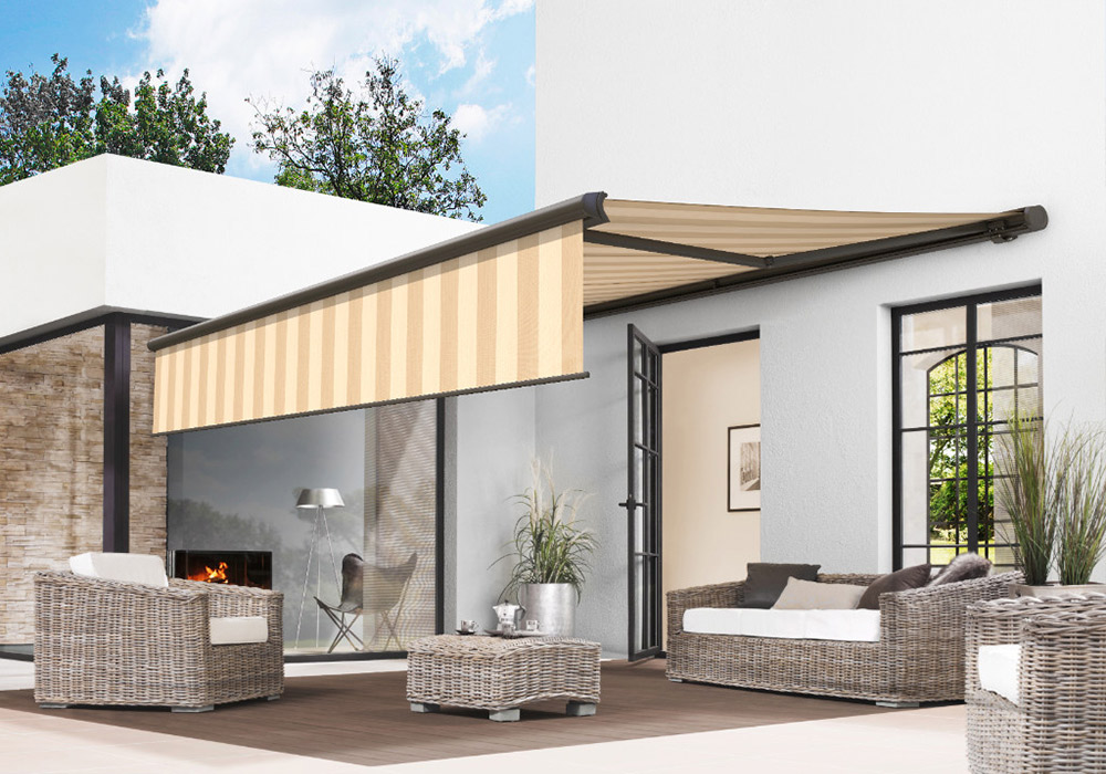 Terrassenecke mit hellgrauer Korb-Lounge und grossen Fenstern